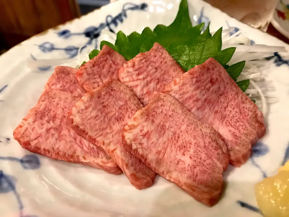 Snapdishの料理写真:昨夜の贅沢🐮牛のタン刺し👅で御座います🍀ユッケとかダメなのにタンは生でも大丈夫という不思議🤔|にゃあ（芸名）さん