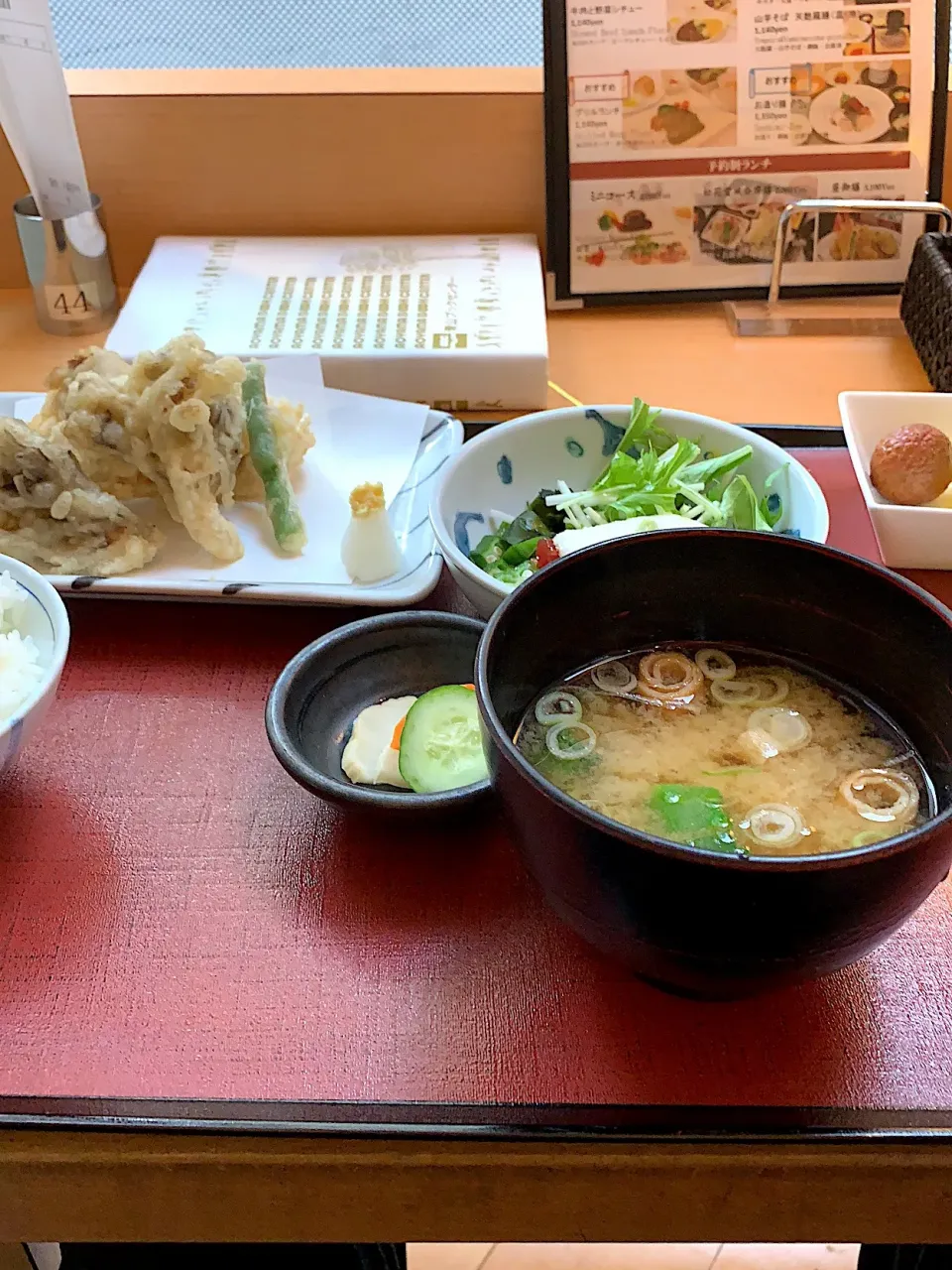 豚ヒレ肉と舞茸天ぷら/漬けまぐろと野菜とろろ掛け/味噌汁|山内博之さん