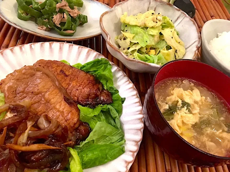 Snapdishの料理写真:きのうの夜ごはん#豚の生姜焼き#サンチュ#青梗菜とたまごのとろとろスープ#キャベツとゆで卵のサラダ#ピーマンとツナの和え物#ピクルス|chachaさん