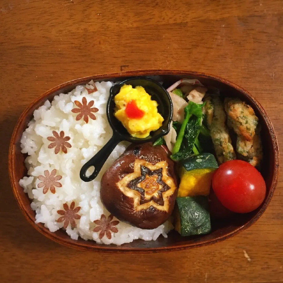 ミニフライパンオムレツと星に願いを椎茸😅弁当|pippiさん