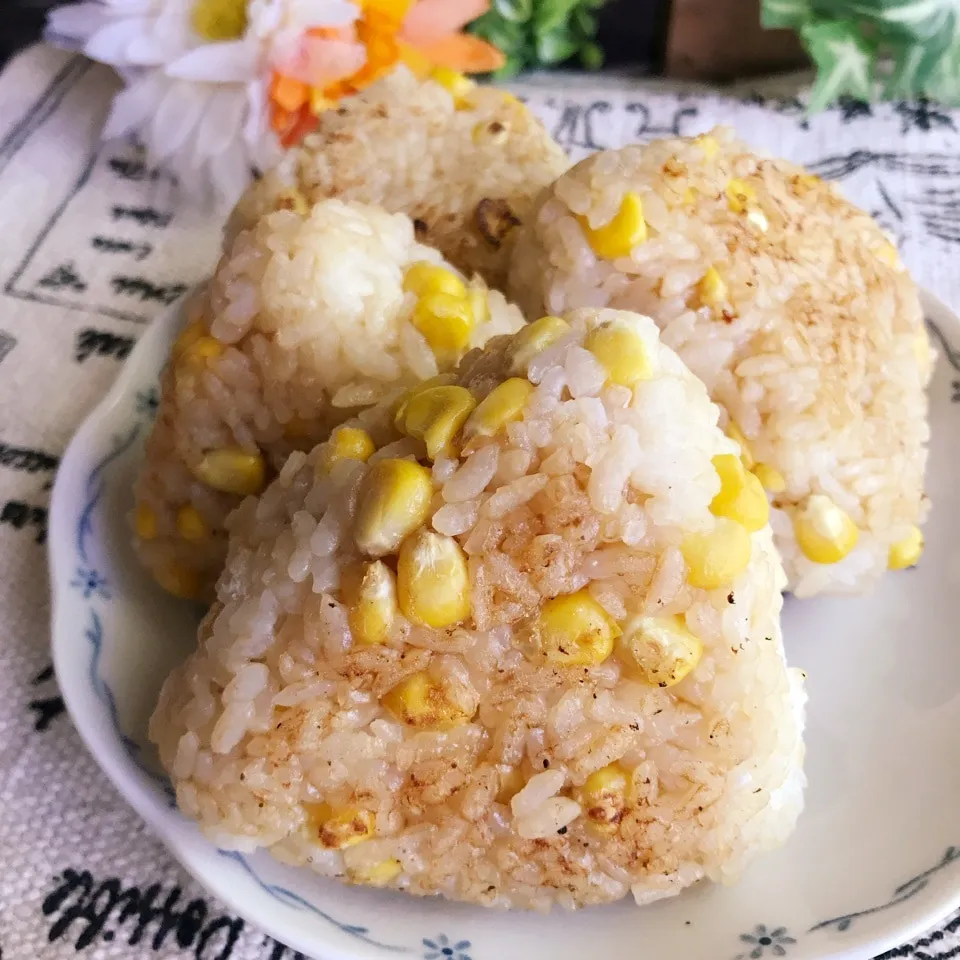 Snapdishの料理写真:なほさんのとうもろこしご飯の焼きおにぎり🍙|あやちゃんママさん