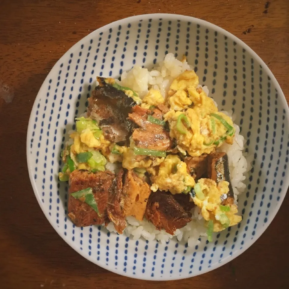 Snapdishの料理写真:からあげびーるさんのさんまの蒲焼缶卵丼☆ホントに15分♡|pippiさん