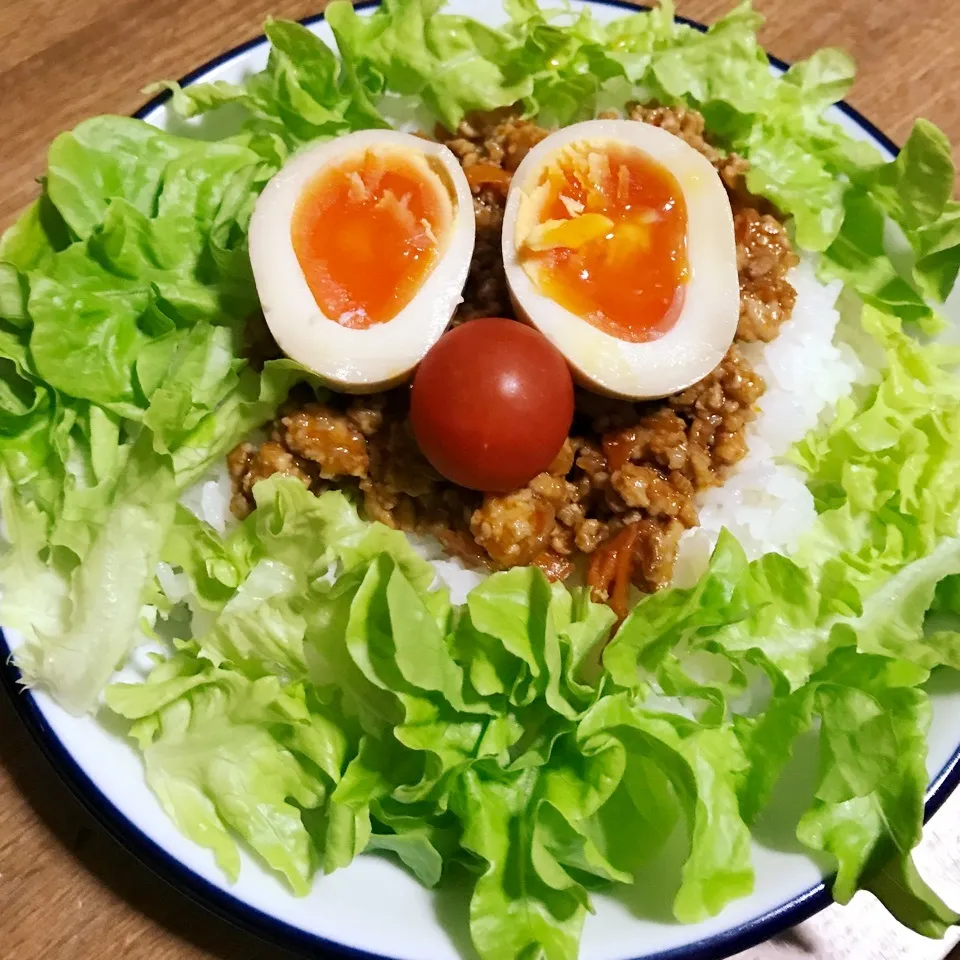 お顔みたいにしてみた味玉乗せひき肉ハンバーグ丼♡|あやちゃんママさん