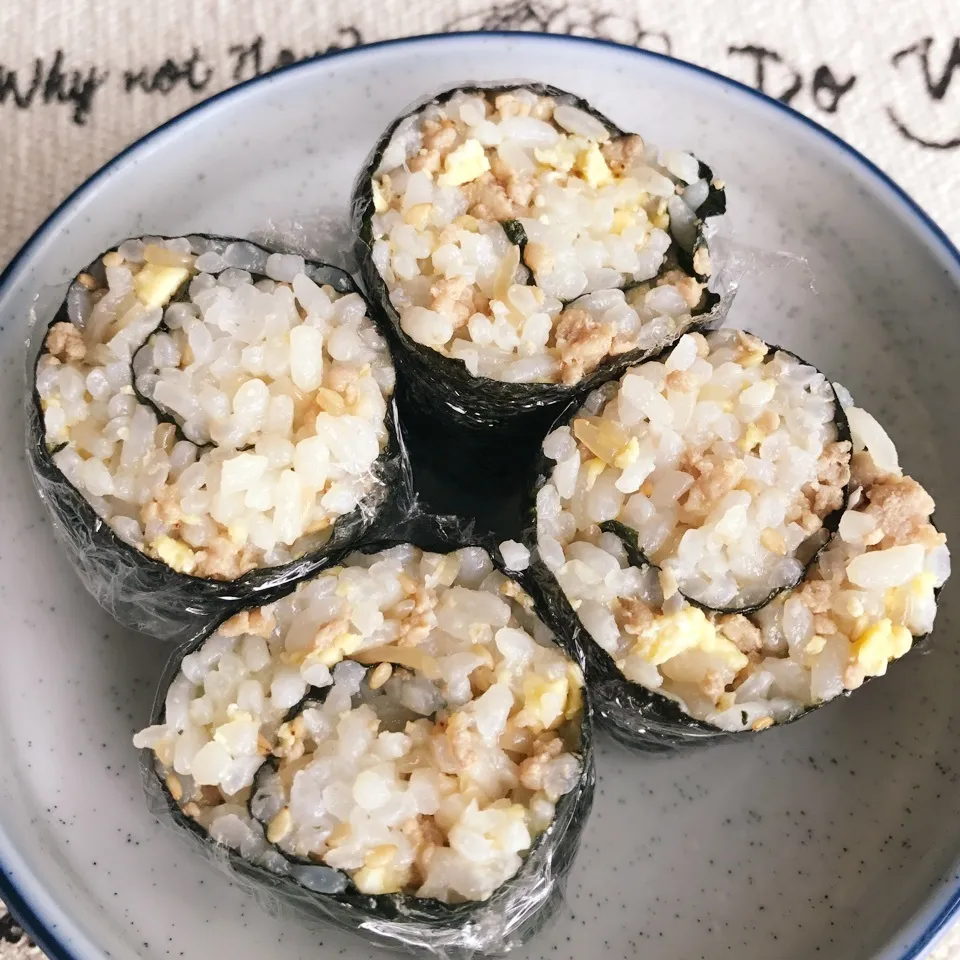 からビーさんの食べたらそぼろどーん♪うずまきおにぎり♡|あやちゃんママさん