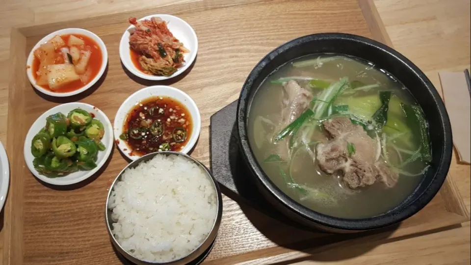 Oxtail soup for lunch at Samcheongdong|steven z.y.さん