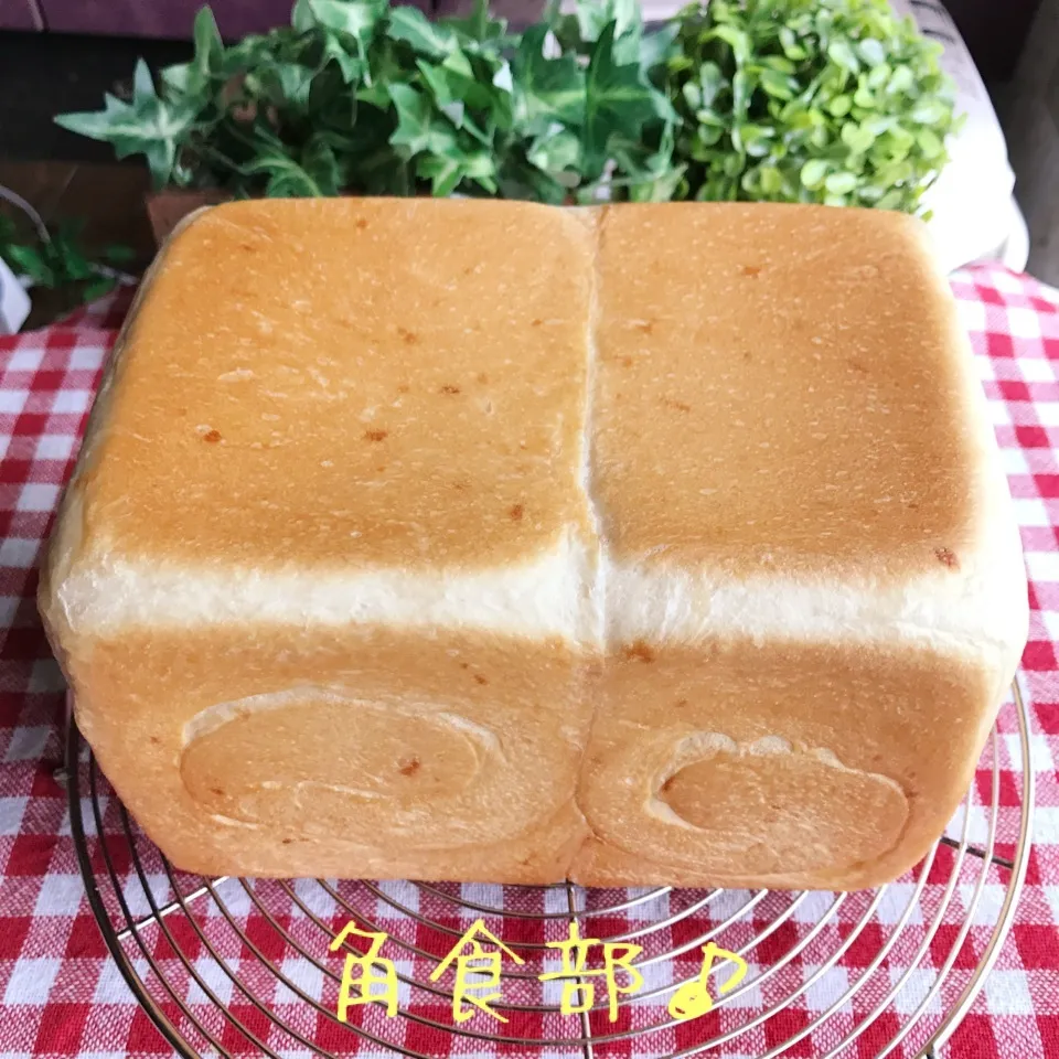 Snapdishの料理写真:【角食部】粉チーズ&アーモンド効果入り食パン🍞|あやちゃんママさん