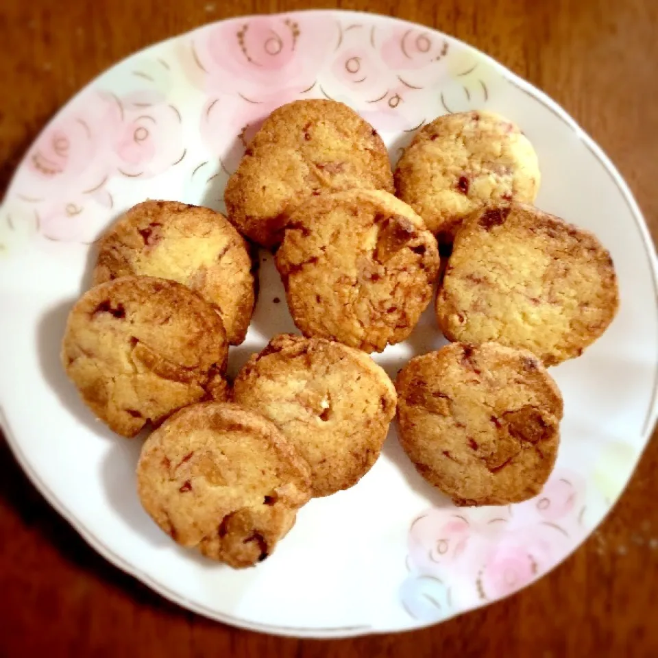 焼きすぎた(ﾟoﾟ; みーちゃんのミルククランベリークッキー|pippiさん