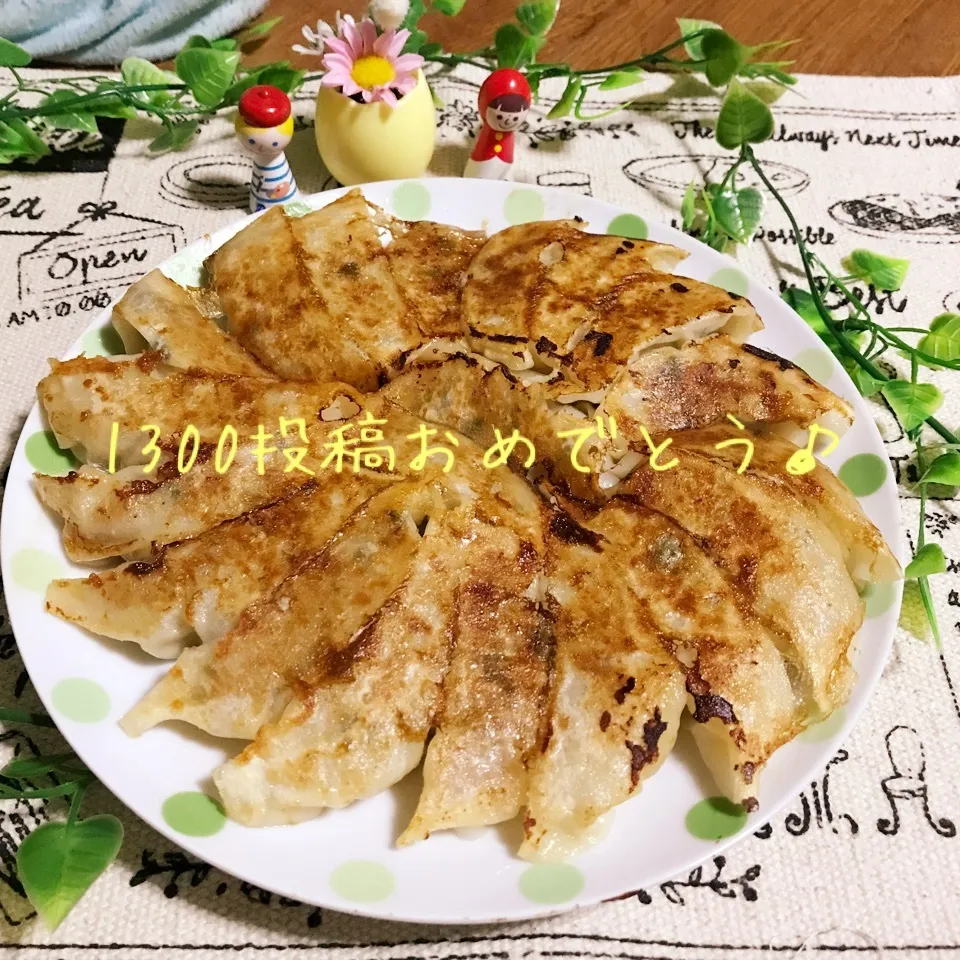 Snapdishの料理写真:りまちゃん♡祝1300投稿☆餃子♡|あやちゃんママさん