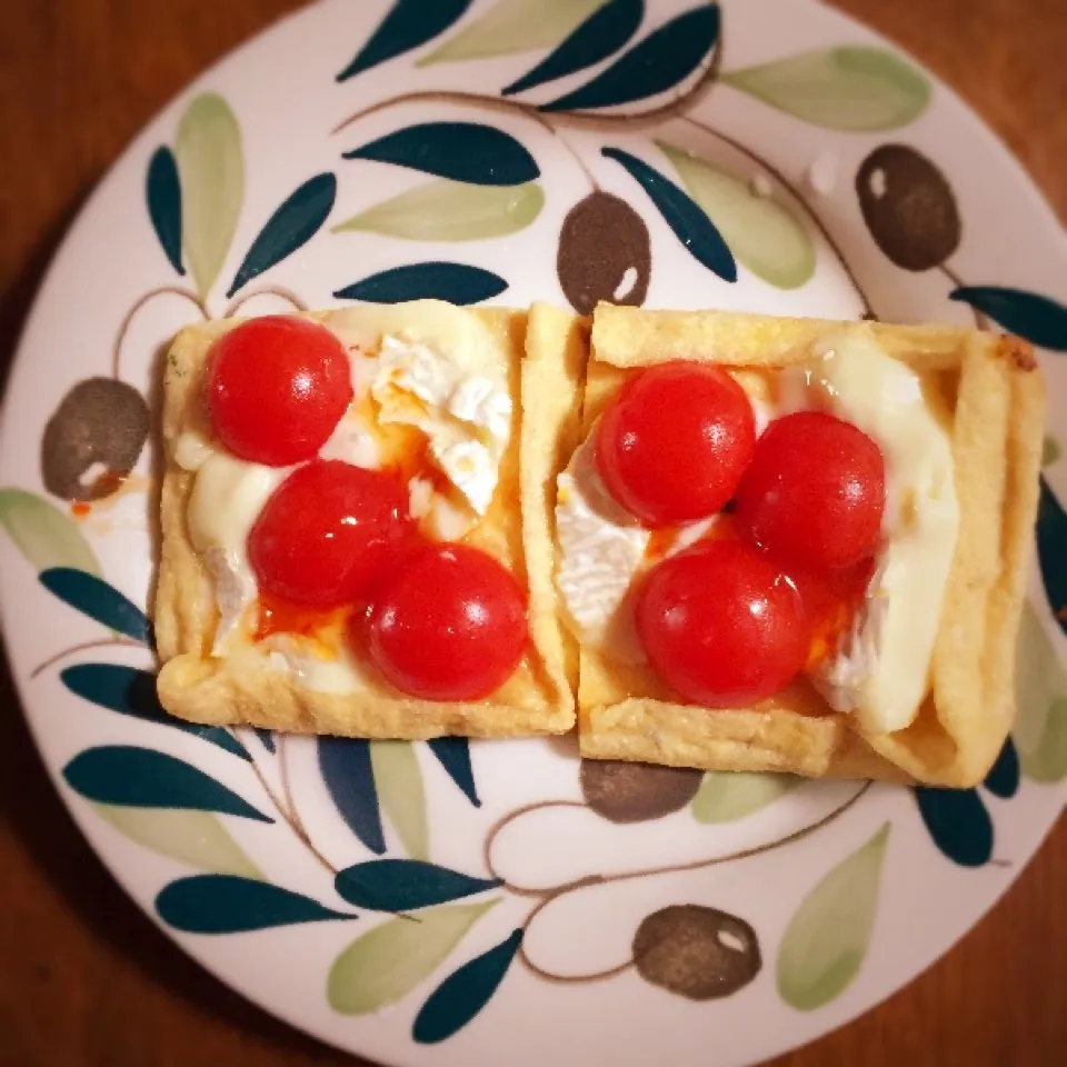 カマンベールチーズとプチトマトの油揚げ焼き|pippiさん