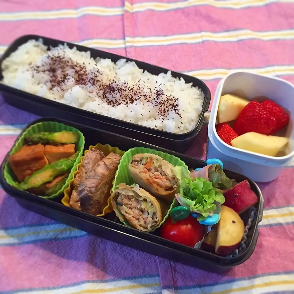 Snapdishの料理写真:2015年4月15日 中学息子弁当|kyoroさん