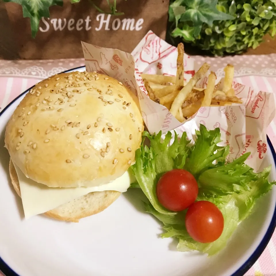 Ayumiさん♡祝700投稿☆チーズバーガー&ポテト🍟|あやちゃんママさん