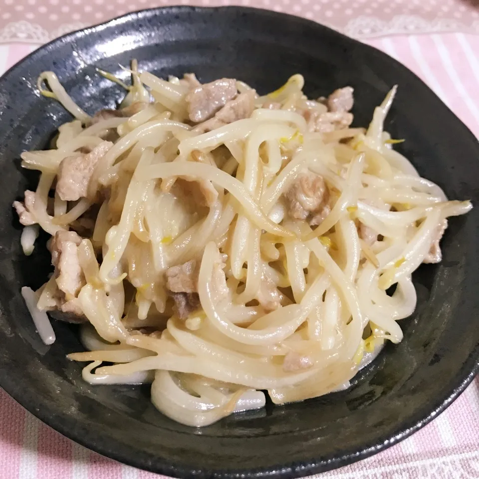 Snapdishの料理写真:あずみつさんのまねっこ☆とんこつラーメン風もやし炒め♡|あやちゃんママさん