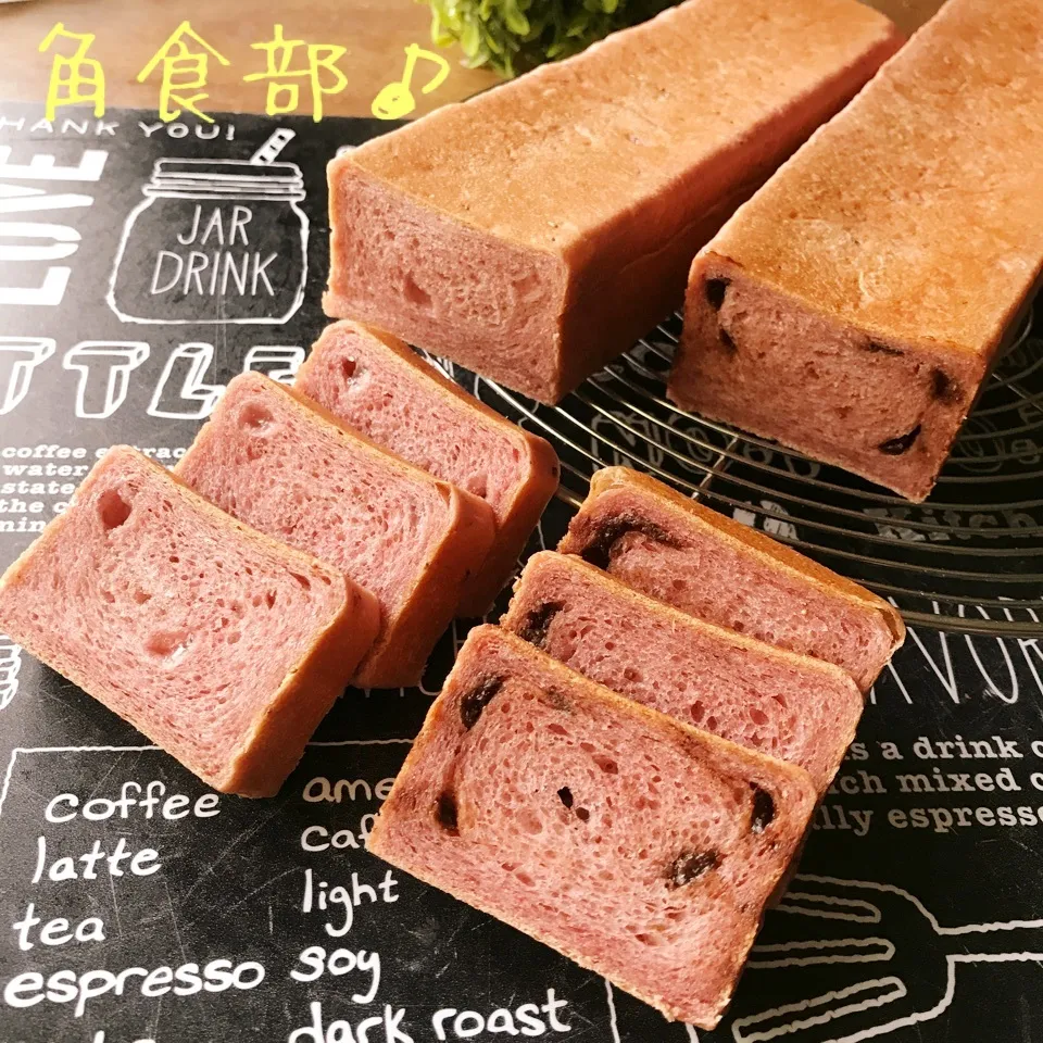 Snapdishの料理写真:【月間角食部7月】苺パン(チョコチップ&練乳粒ジャム)|あやちゃんママさん