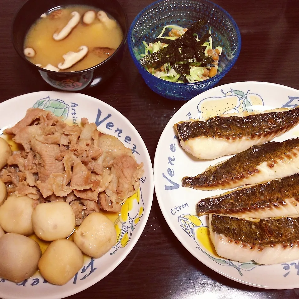 晩ご飯(豚肉と里芋煮♡焼き魚♡納豆キャベツ♡みそ汁)|あやさん