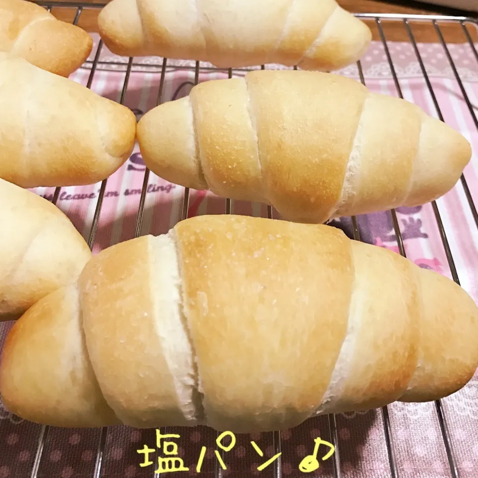 Snapdishの料理写真:生イーストで作る塩パン♡|あやちゃんママさん