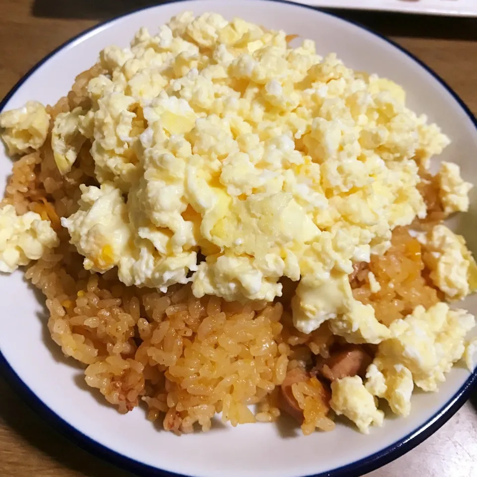 Snapdishの料理写真:【飯研】炊飯器deケチャップライス♪スクランブルエッグ乗せ♡|あやちゃんママさん