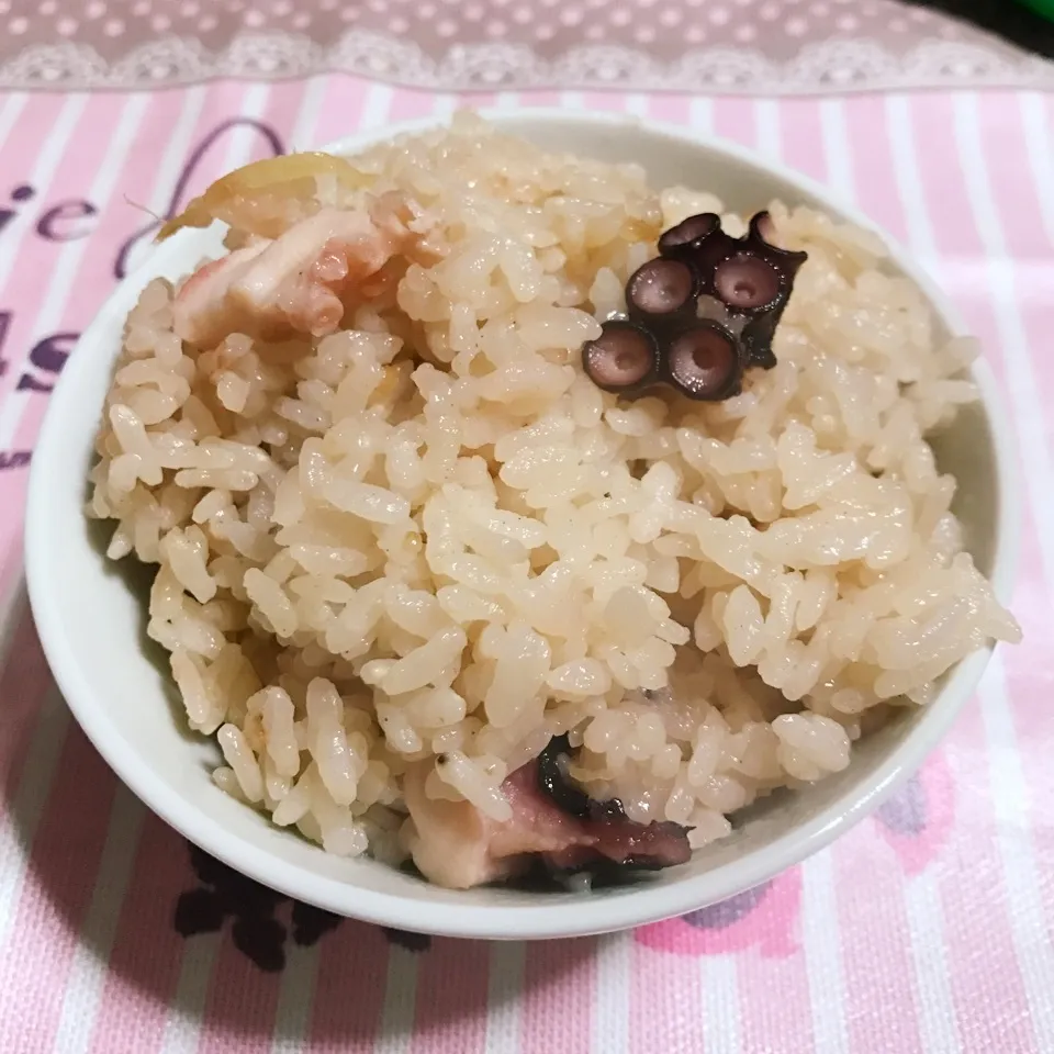 Snapdishの料理写真:ちびちゃんのリクエストでたこ飯🐙【飯研】|あやちゃんママさん