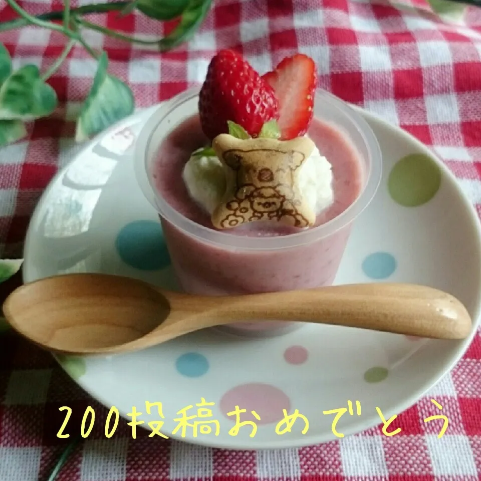 Snapdishの料理写真:Rieさん㊗200投稿☆いちごみるくプリンでお祝い♥|あやちゃんママさん