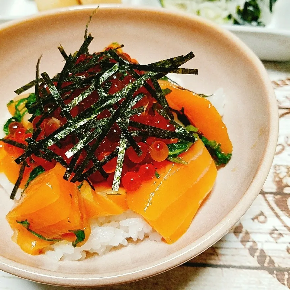 Snapdishの料理写真:晩ご飯✨いくらサーモン丼🍚🍴|Laniさん