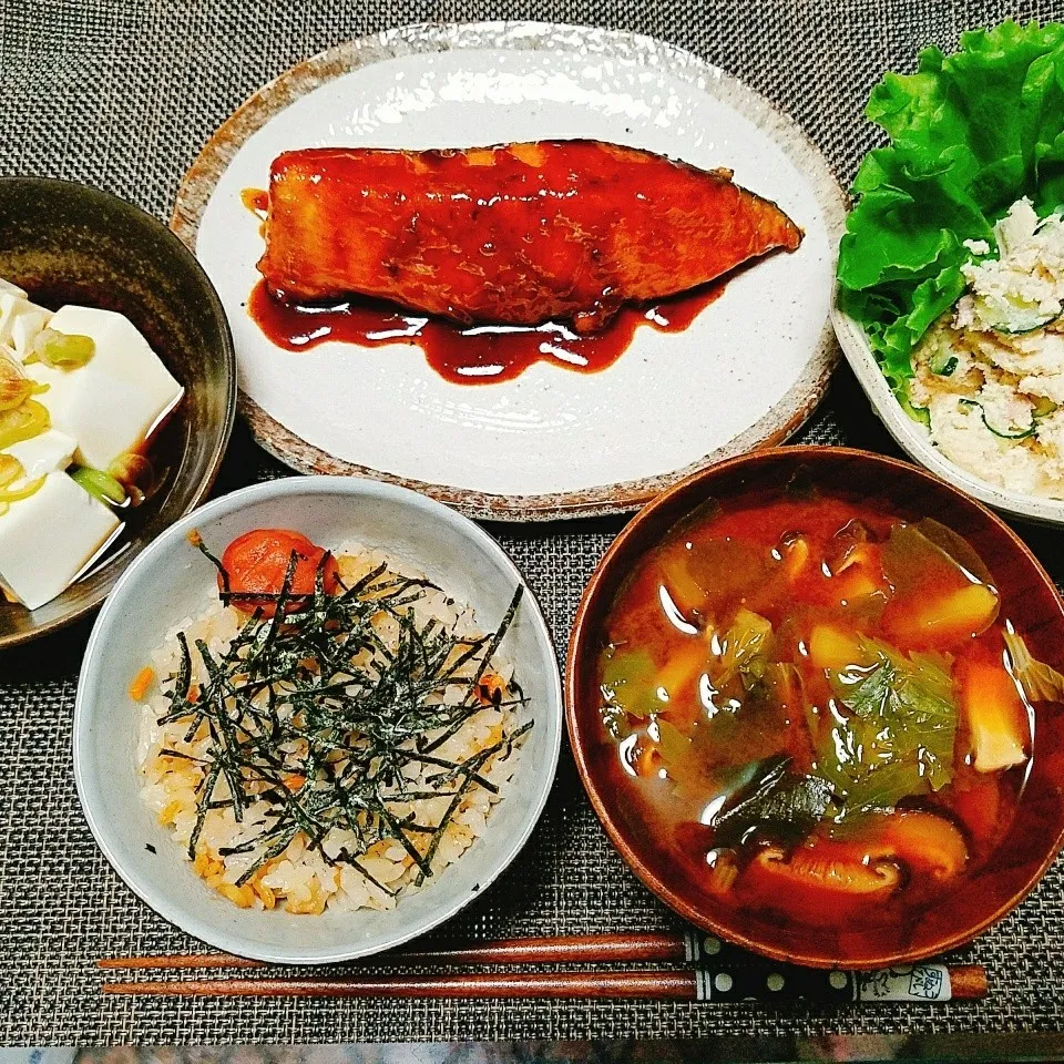 Snapdishの料理写真:晩ご飯✨鮭の香ばしカレーバター醤油ソテー🍚🍴|Laniさん