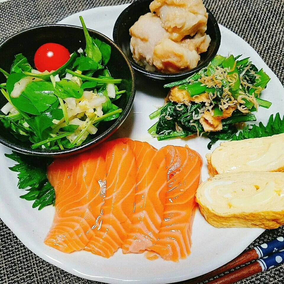 晩ご飯✨サーモンのお刺身🍚🍴|Laniさん