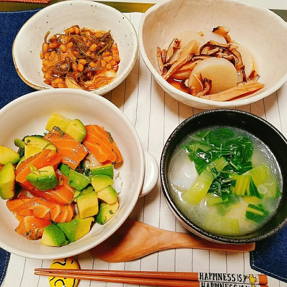 Snapdishの料理写真:晩ご飯✨アボカドサーモン丼🍚🍴|Laniさん