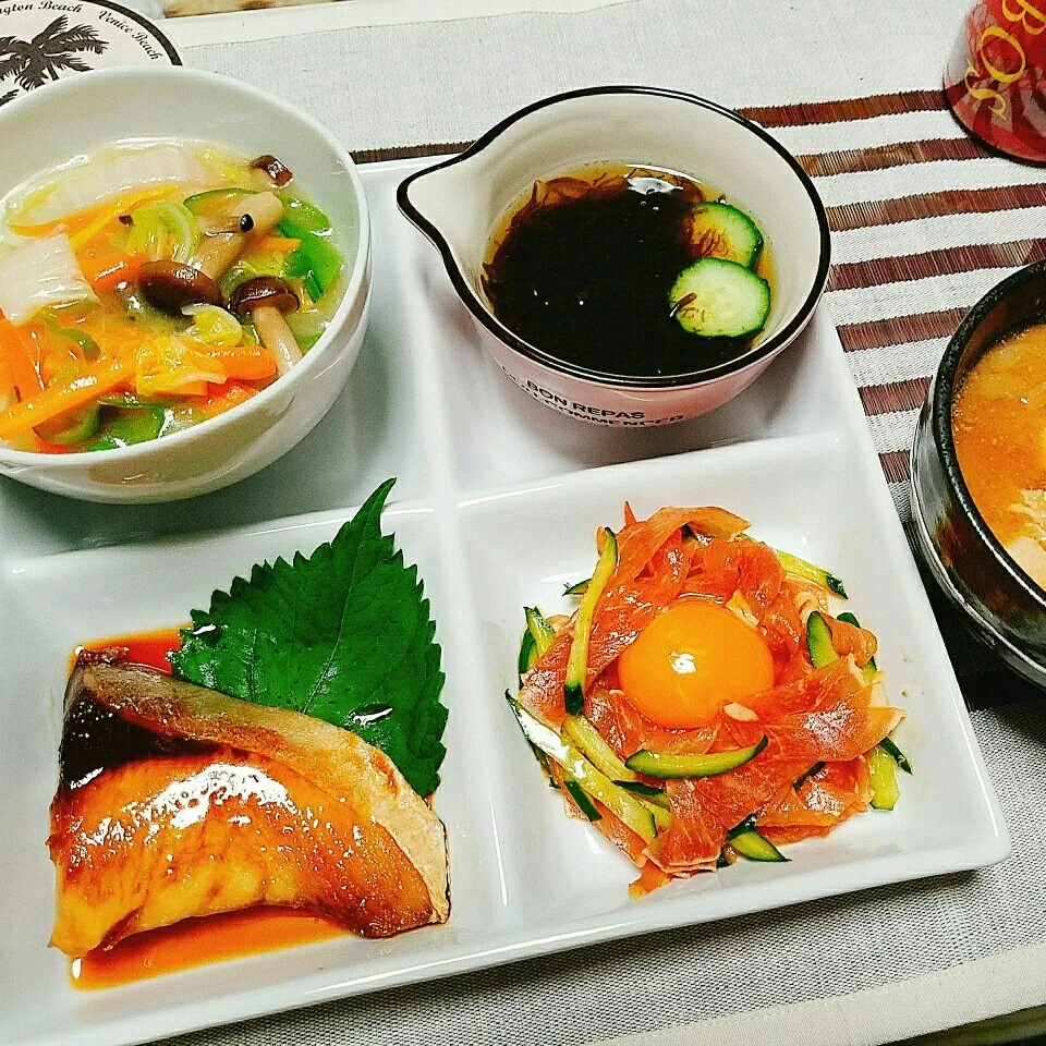 Snapdishの料理写真:晩ご飯✨ブリの照り焼き🍚🍴|Laniさん