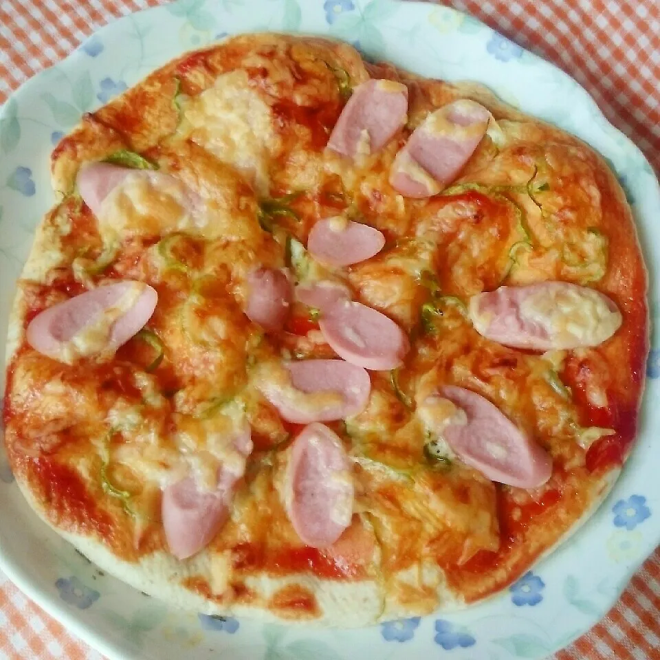 今日のランチ☆残念なパン生地①魚肉ソーセージとピーマンのピザ|あやちゃんママさん