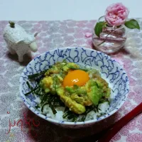 アボカドと明太子のクリーミーな丼🍜温泉卵って難しいなぁ|♡純子♡さん