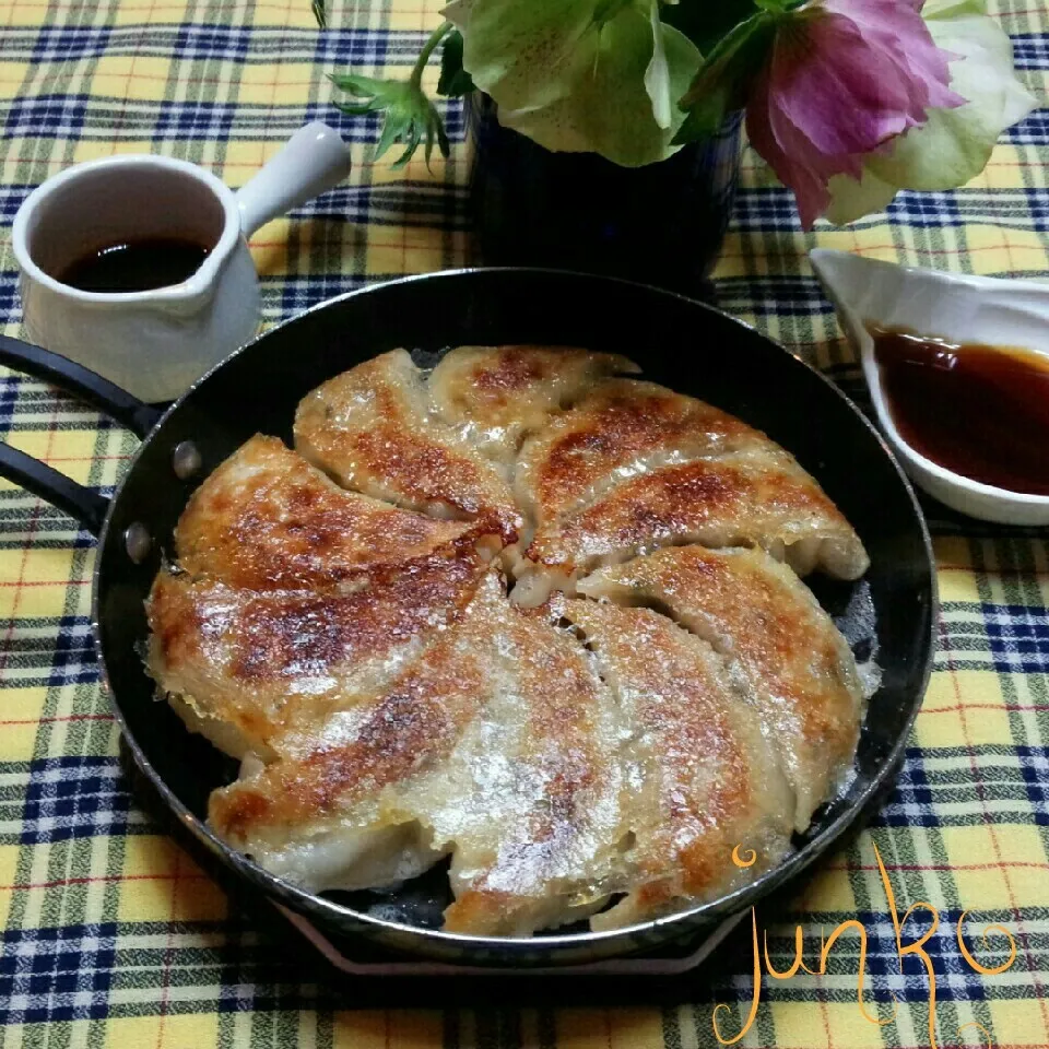 🍀スキレット部🍀スキレットで春野菜の餃子🍜|♡純子♡さん