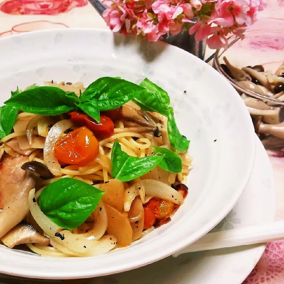 茸の塩漬け🍅ﾄﾞﾗｲﾐﾆﾄﾏﾄ🌿ﾊﾞｼﾞﾙｵｲﾙで🍝|♡純子♡さん