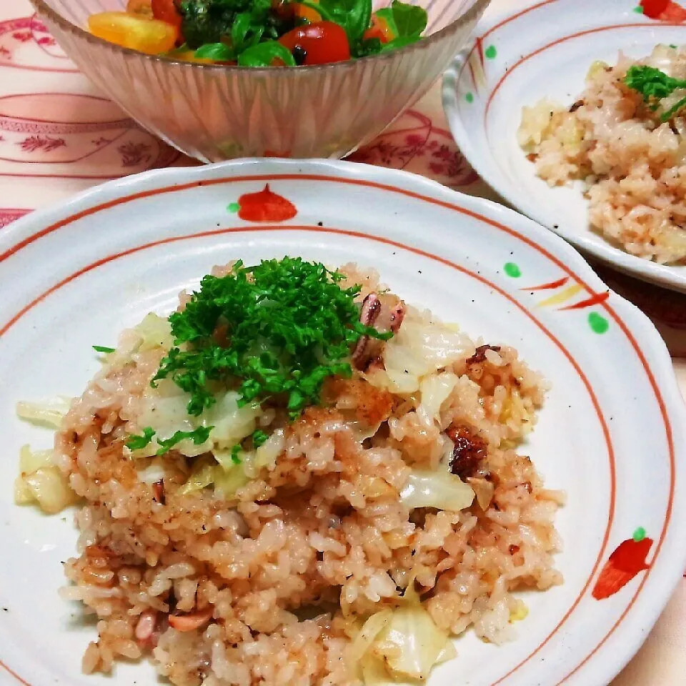 Snapdishの料理写真:塩辛とｷｬﾍﾞﾂのﾊﾞﾀｰ醤油炒飯🍜他は、胡椒だけ😉🎶|♡純子♡さん