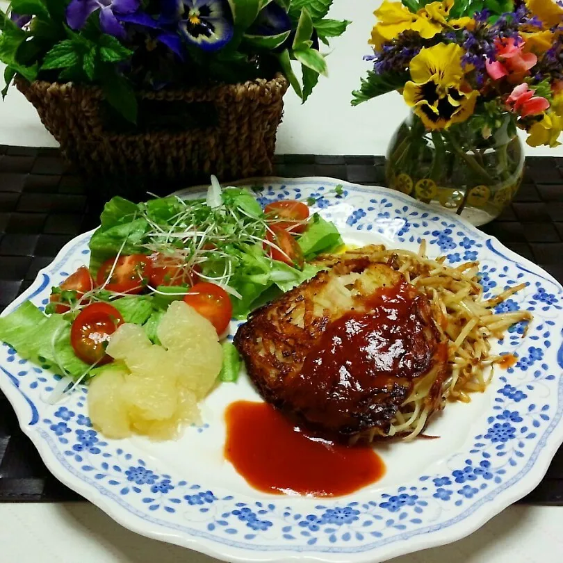 Snapdishの料理写真:じゃが芋とﾍﾞｰｺﾝのｶﾞﾚｯﾄ🍅もやしのｿﾃｰ添え🍛|♡純子♡さん