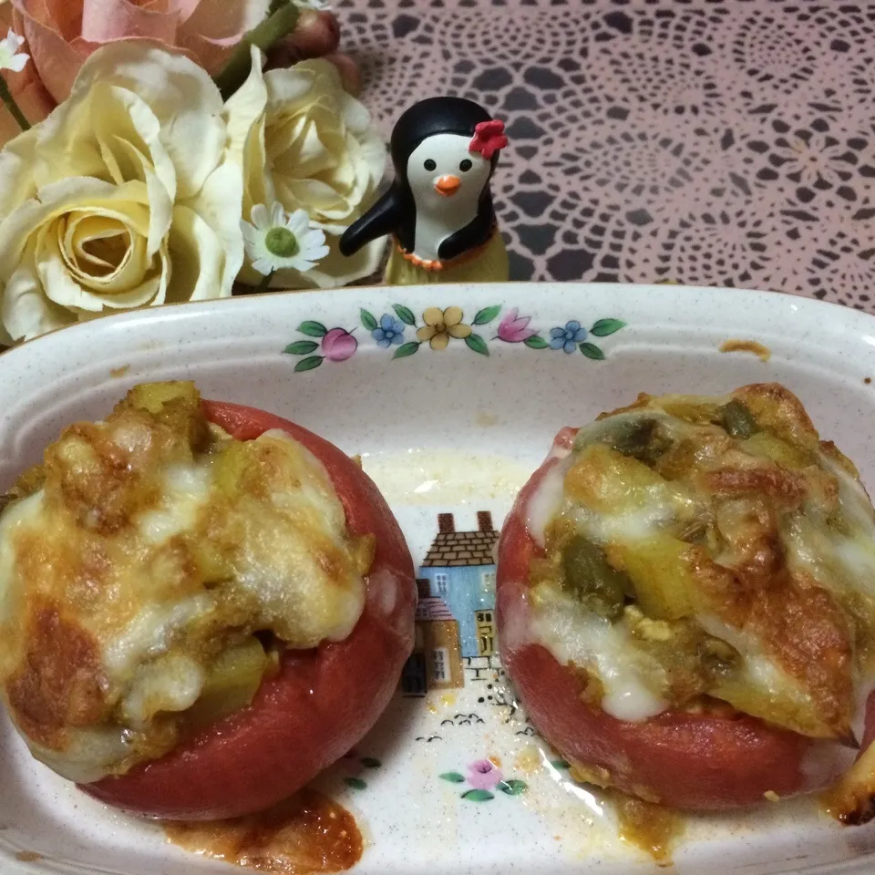 Snapdishの料理写真:トマト丸詰めドライカレーチ–ズ焼き♡|noeさん