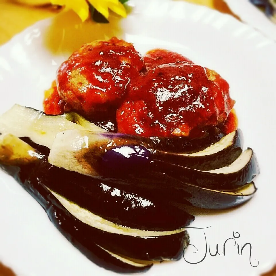 煮込みハンバーグと🍆ナスの素揚げ|Jurinさん