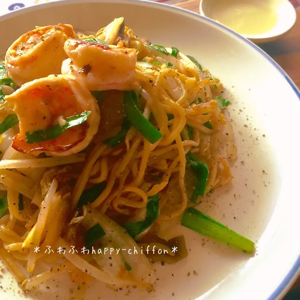 旦那様も大好き♪疲れた時にはコッテリな海老ニラ焼きそば。|＊チッチ＊さん