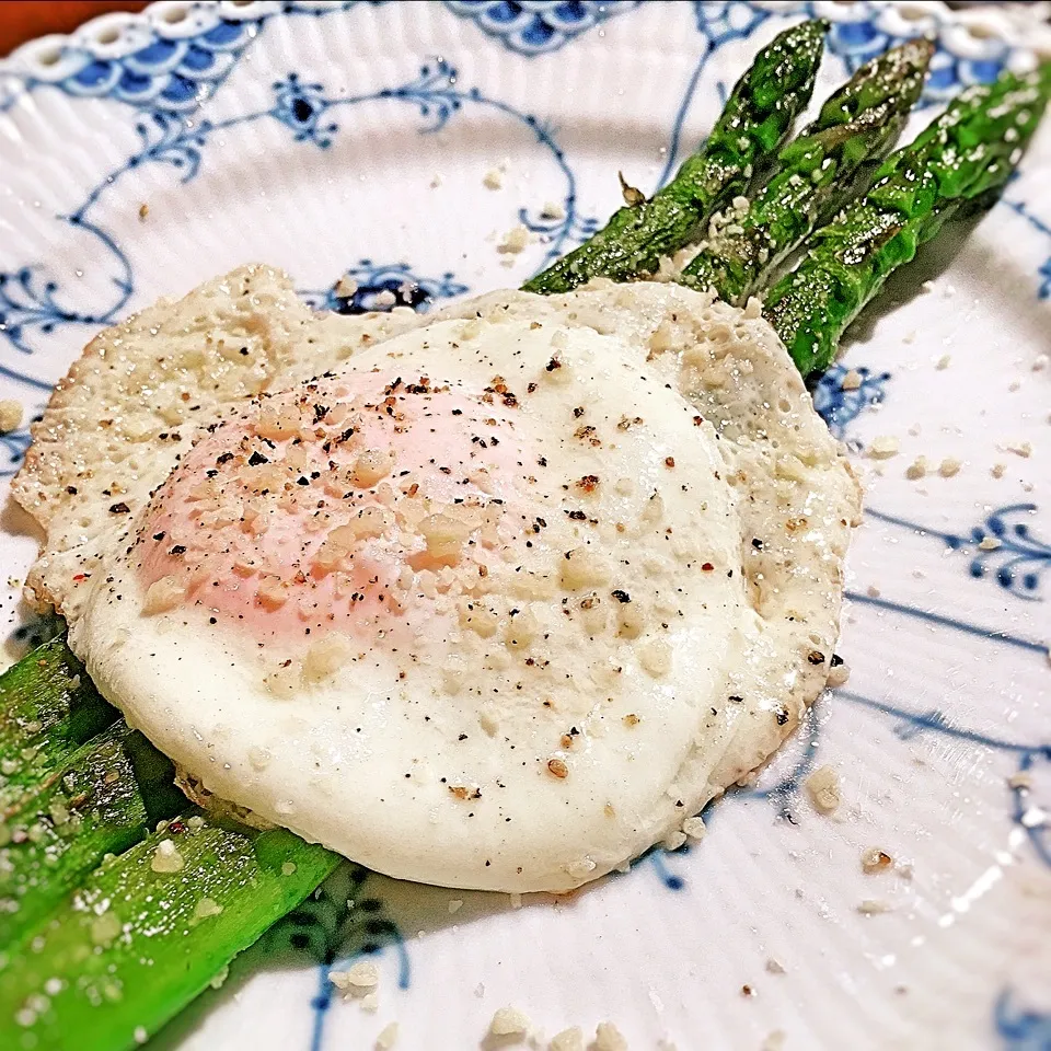 アスパラのグリル 半熟目玉焼きソース🍳|可爱多さん