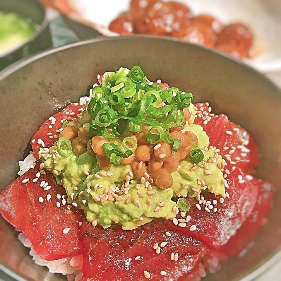 マグロの漬けとアボカド納豆丼|可爱多さん