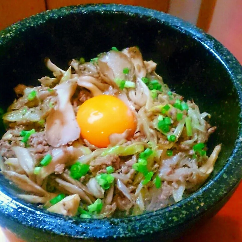 ひき肉と舞茸のすき焼き風＊秋の石焼き丼|mi_neneco♪さん