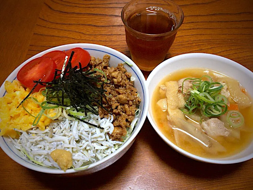 今日の実家作った男飯(๑˃̵ᴗ˂̵)キャベツたっぷりズボラ三色丼(鶏そぼろ、炒り卵、釜揚げしらす)&大好き豚汁🎶😉|ひーちゃんさん