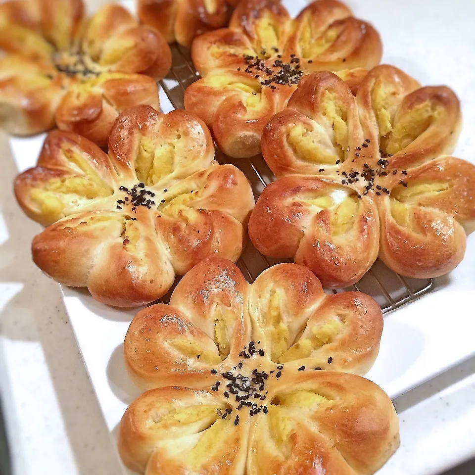 おやつにも朝食にも♡お花のさつまいもあんパン|可爱多さん