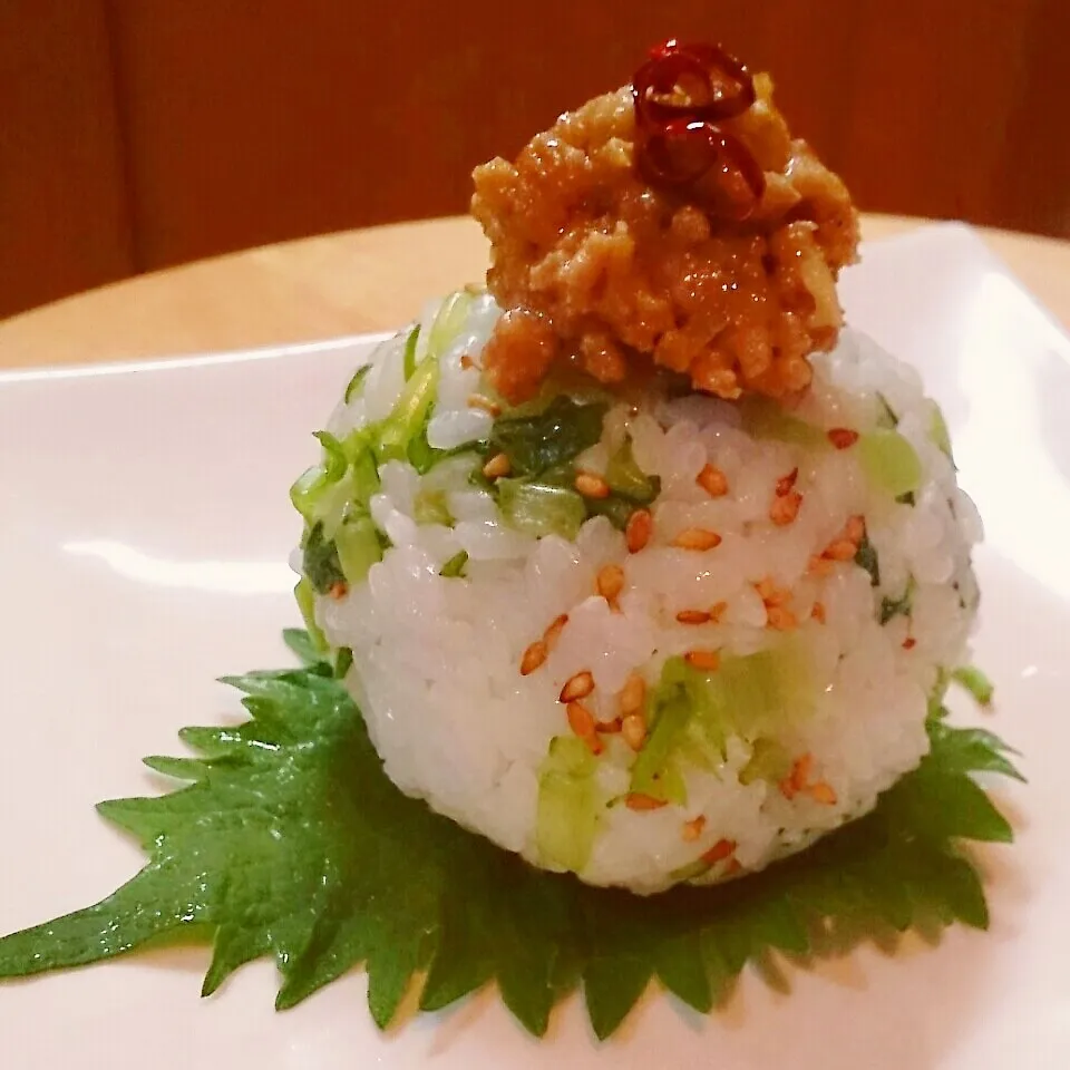 肉味噌のせ胡麻薫る 菜飯おにぎり|mi_neneco♪さん