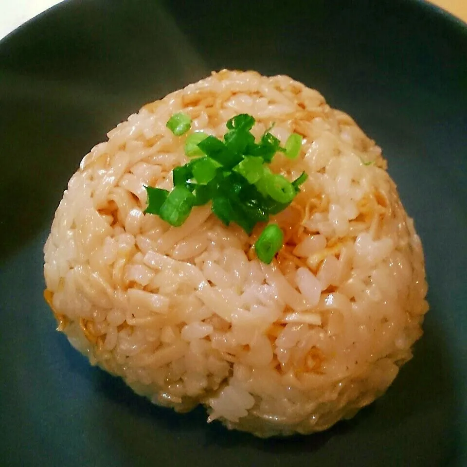 Snapdishの料理写真:チキンラーメンおにぎりw|mi_neneco♪さん