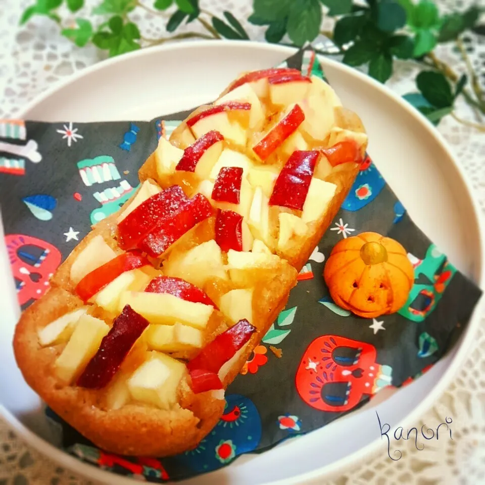 Snapdishの料理写真:なほちゃん❤ハピバ～ペコちゃんのまるごとりんごタルト|かのりさん