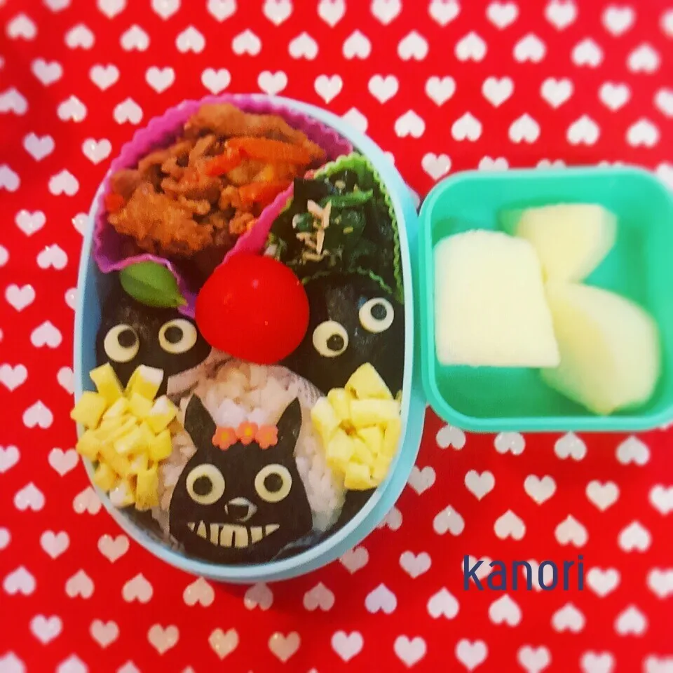 Snapdishの料理写真:新学期初❤幼稚園弁当～トトロおにぎり弁当～面談の話|かのりさん