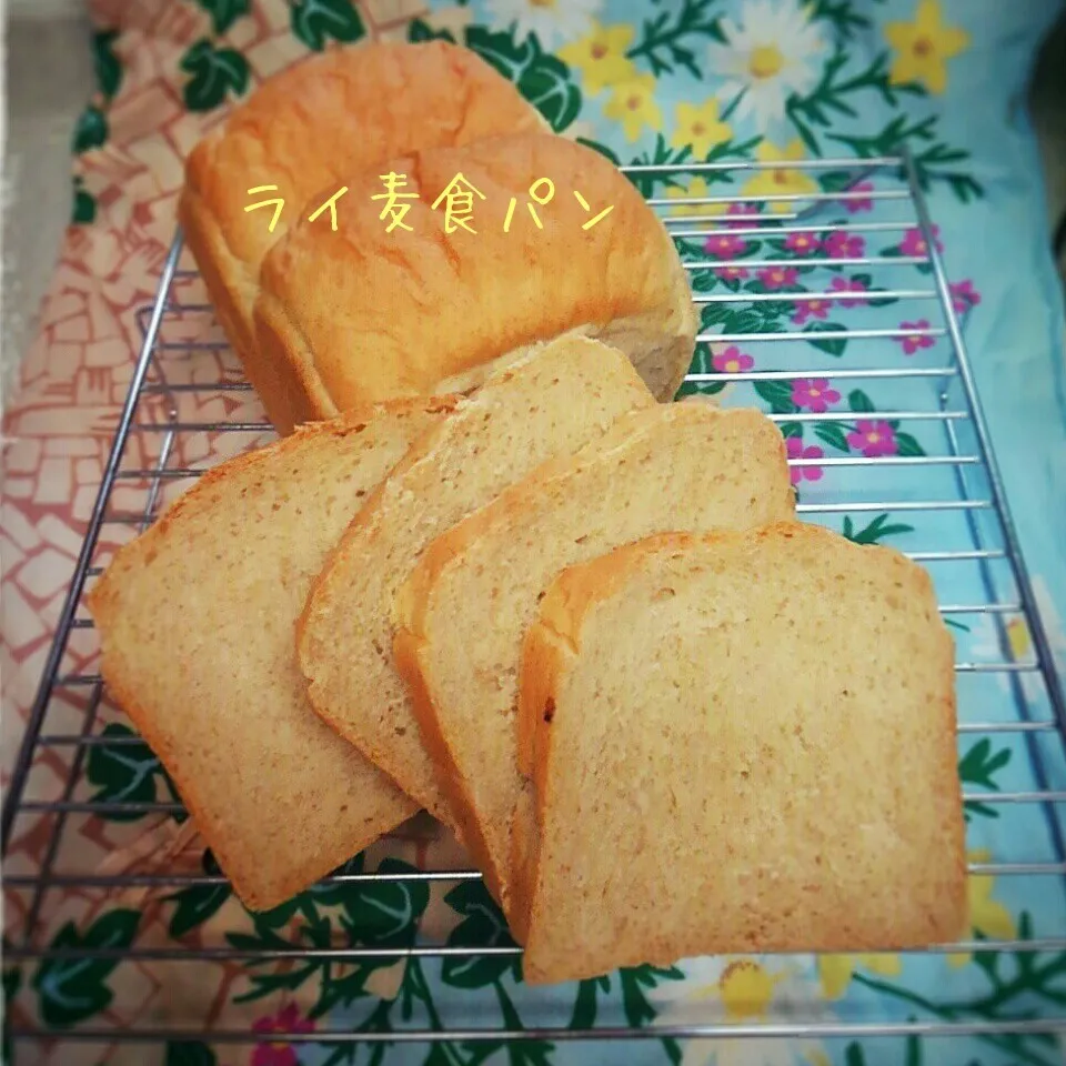 ユキちゃんの☆ライ麦食パン～おいしい❤|かのりさん