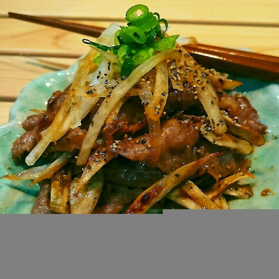 ごぼうと牛肉のさっぱり塩炒め🎵生玉ねぎのせ‼|かおりん✴︎❤︎さん