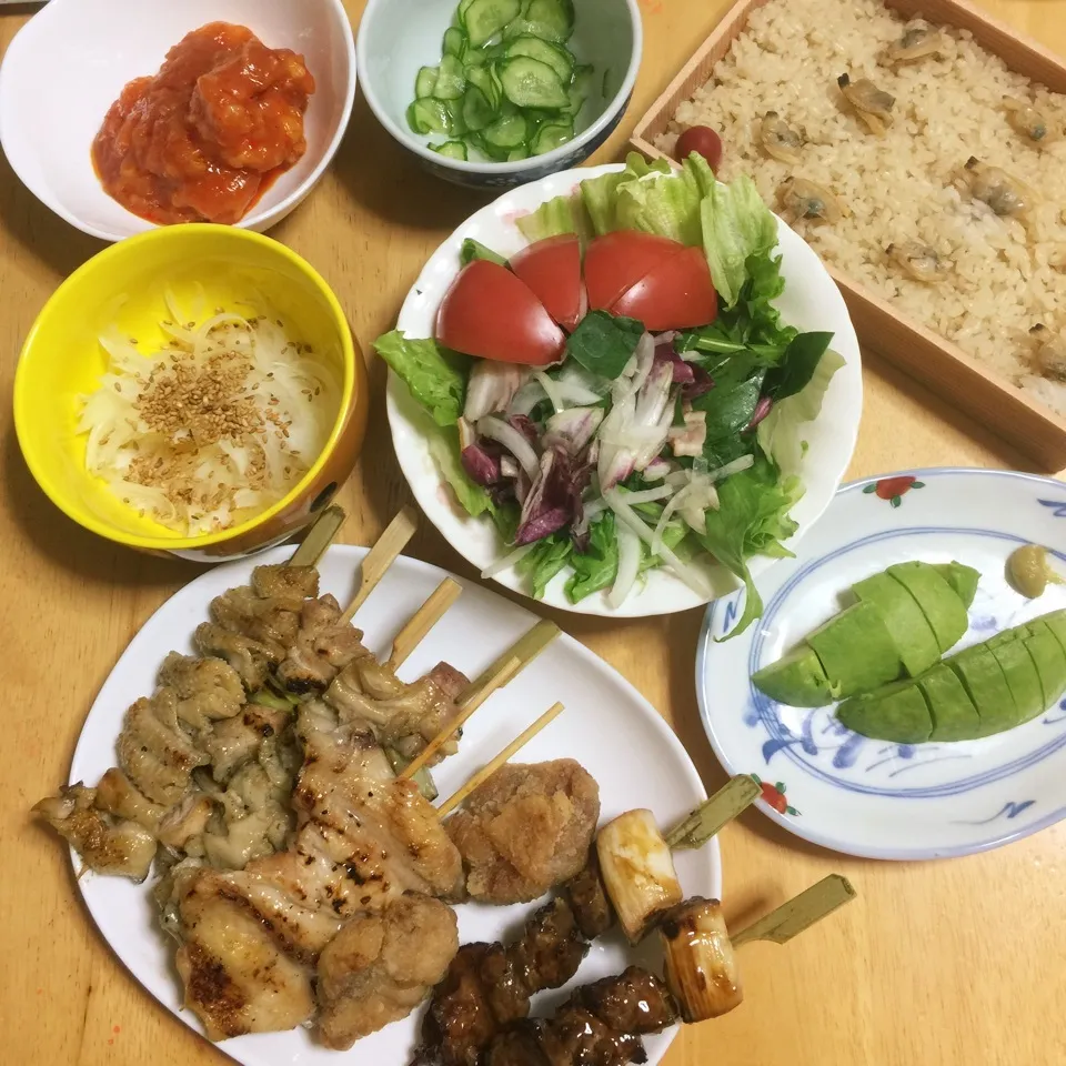 焼き鳥&海老チリ&ベーコンほうれん草サラダ🥗|Makokoさん