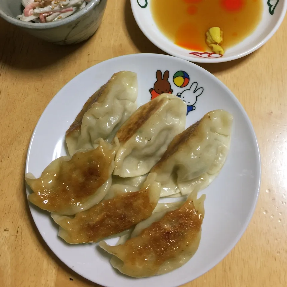 餃子の王将の生餃子を焼きました😍|Makokoさん