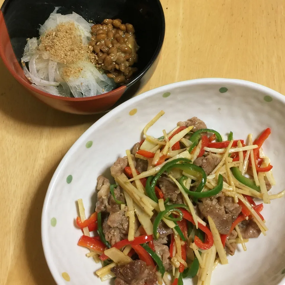 青椒豚肉絲、酢玉葱納豆。|Makokoさん